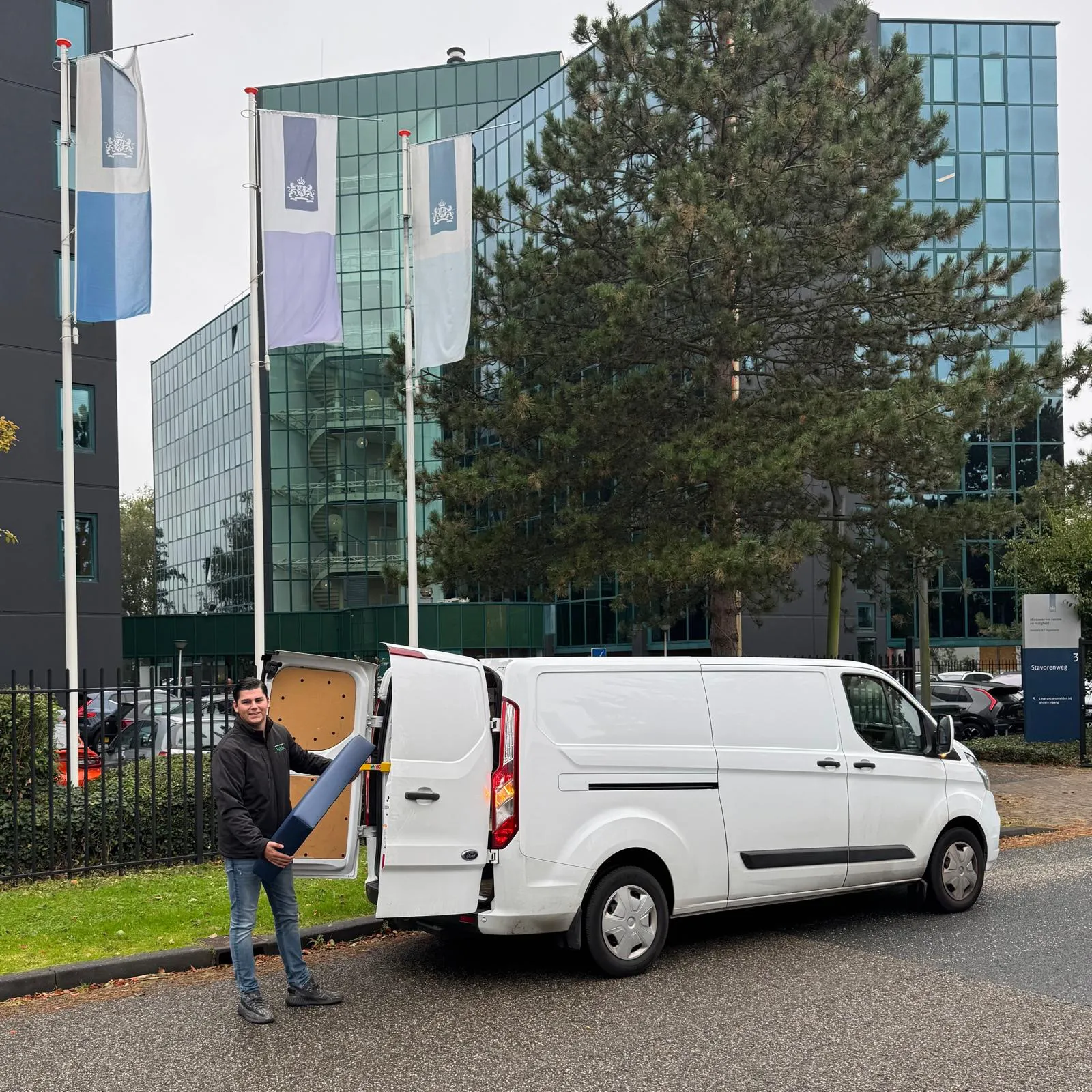 Alberto Wals met zijn bus bij het Openbaar Ministerie